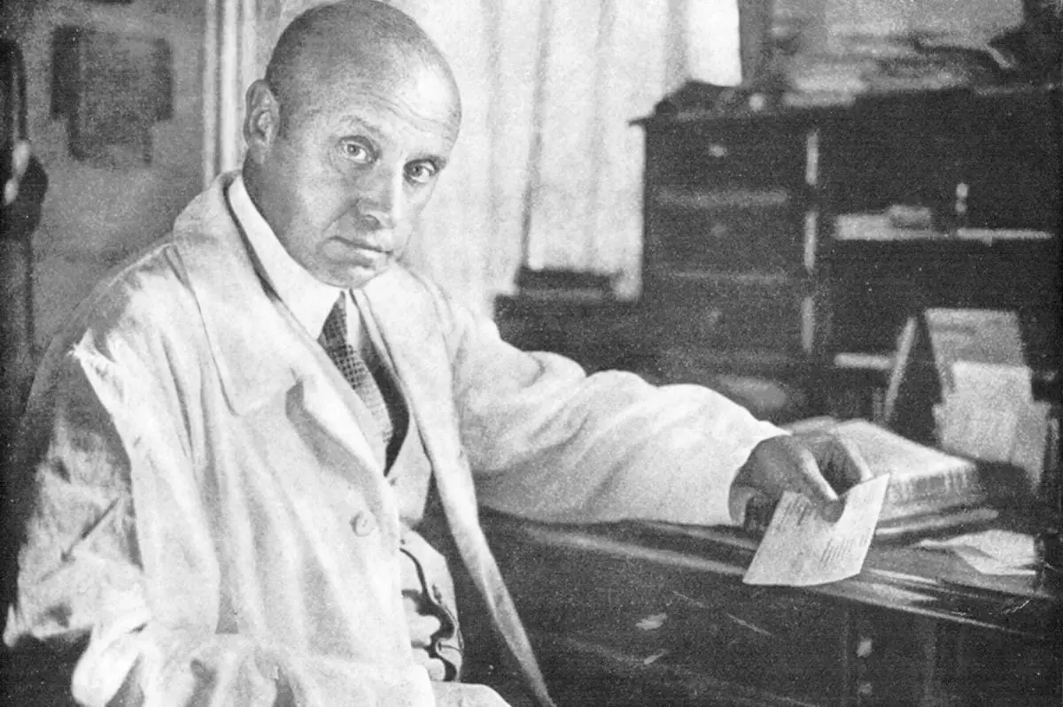 Bác sĩ Otto Buchinger bên bàn làm việc