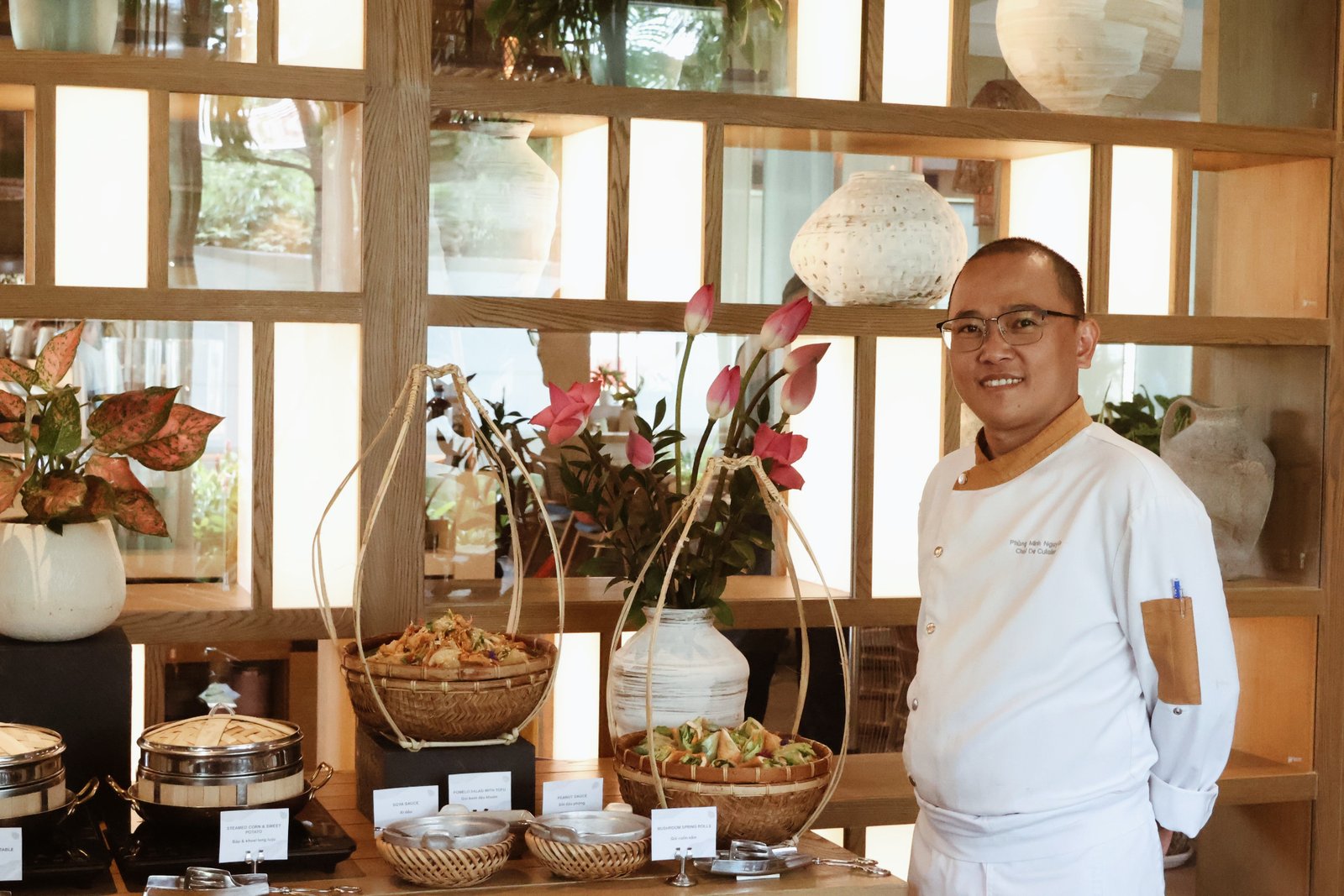 Fusion's chef presenting the light welcome dinner for Hồi Retreat