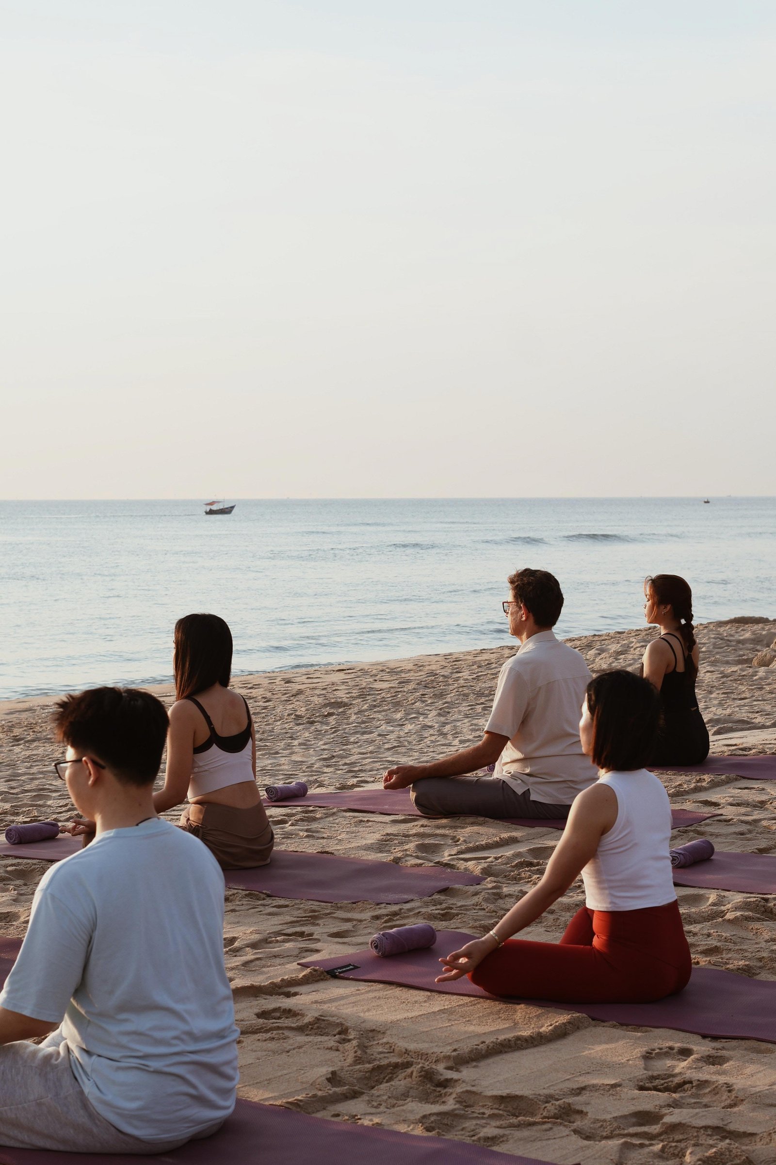 Guests moving together by the sea during Hồi Retreat