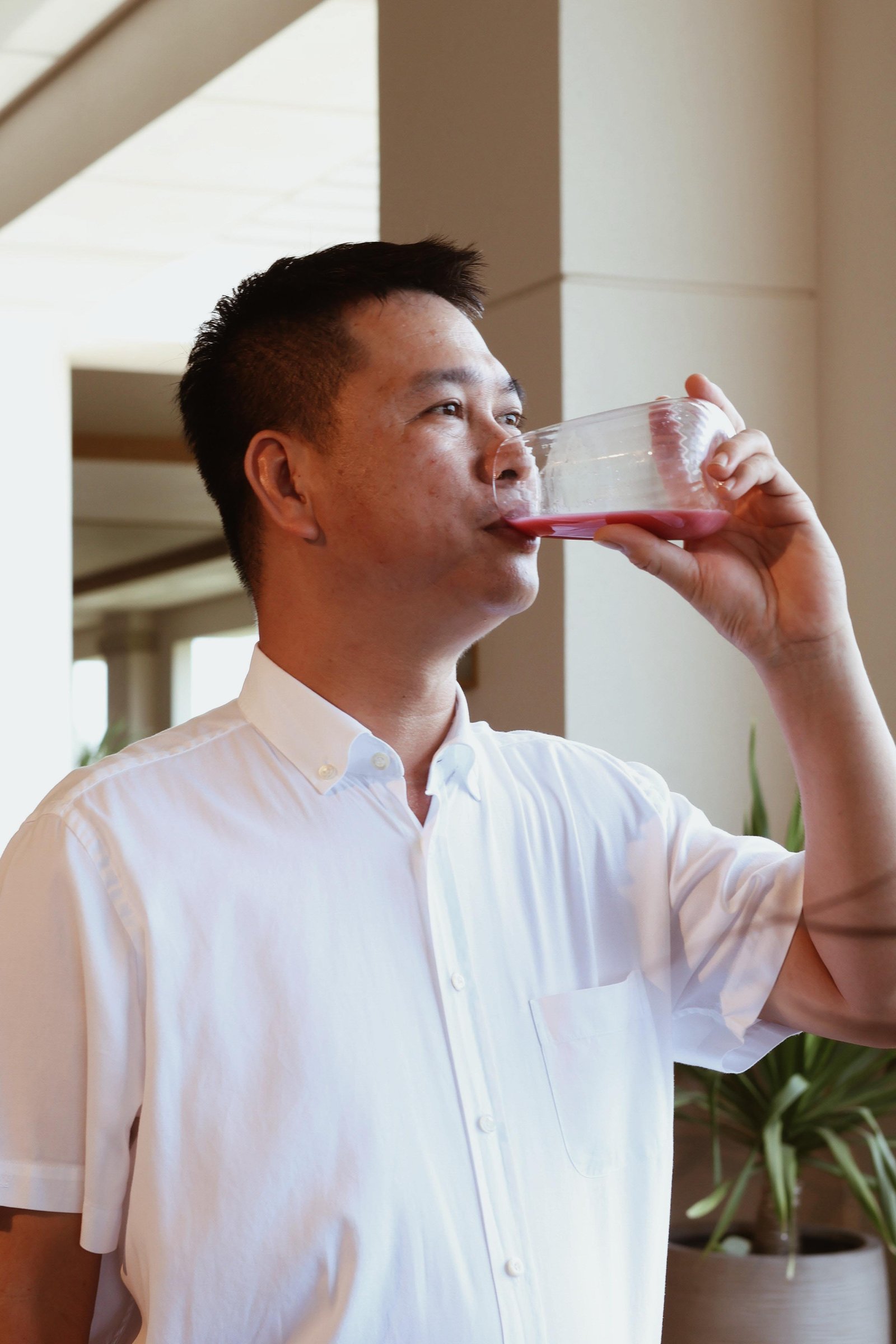 A guest enjoying a welcome smoothie on arrival at Hồi Retreat