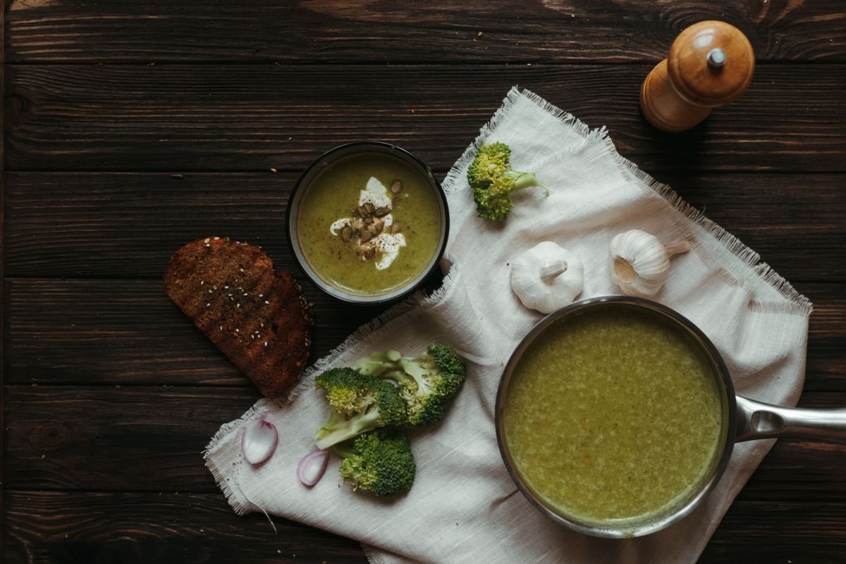 Fresh vegetable broth with herbs, the kind used in Buchinger fasting